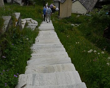 Steile Treppe in Bosco Gurin ...